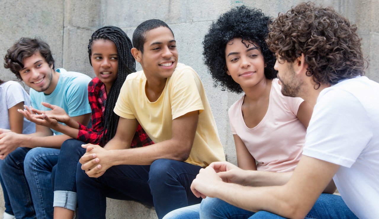 Gruppe internationaler Jugendlicher im Gespräch Gruppe internationaler Jugendlicher im Gespräch